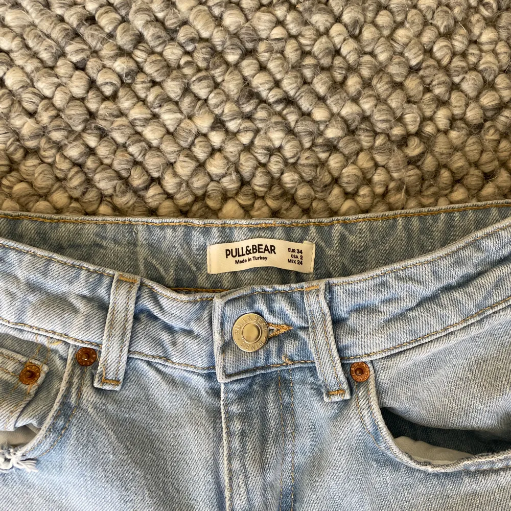 Jeans från Pull&Bear i storlek 34. Har knappt använt dom så de har inga slitage. Är 168 och dom är lite för långa.💕. Jeans & Byxor.
