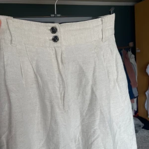 Linnebyxor! - Ett par linnebyxor med knappar från H&M i strl 38 De har varit använda med är i bra skick! De är ganska korta (syns på bilden) Inga fläckar eller så! Säljer pga passar mig inte längre Skriv gärna med frågor eller för fler bilder!