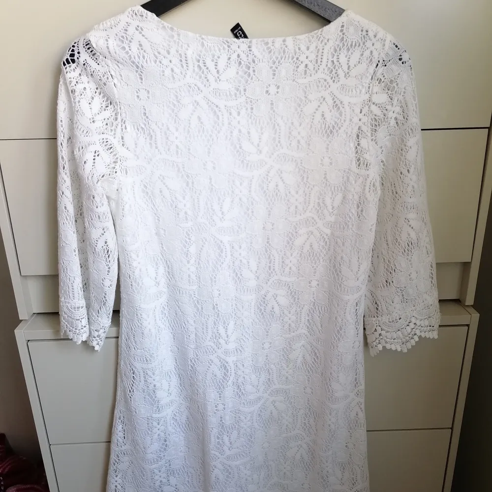 Säljer en fin vit spetsklänning i storlek 36 då den är för liten för mig. Passar perfekt som studentklänning eller bara en fin sommarklänning. . Klänningar.