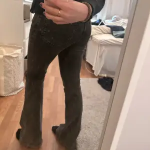 Sjukt snygga jeans i en grå/ svart tvättad färg 