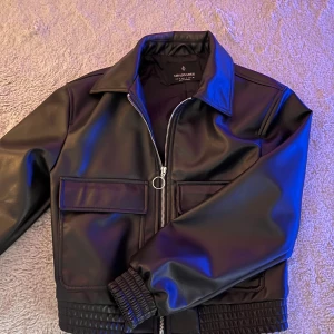 Vår/Höst jacka - Jättefin jacka från Stradivarius i skönt material som är perfekt för både våren och hösten. Har endast använt den förra hösten en kort stund, så är i väldigt bra skick. Nypris: 499 kr