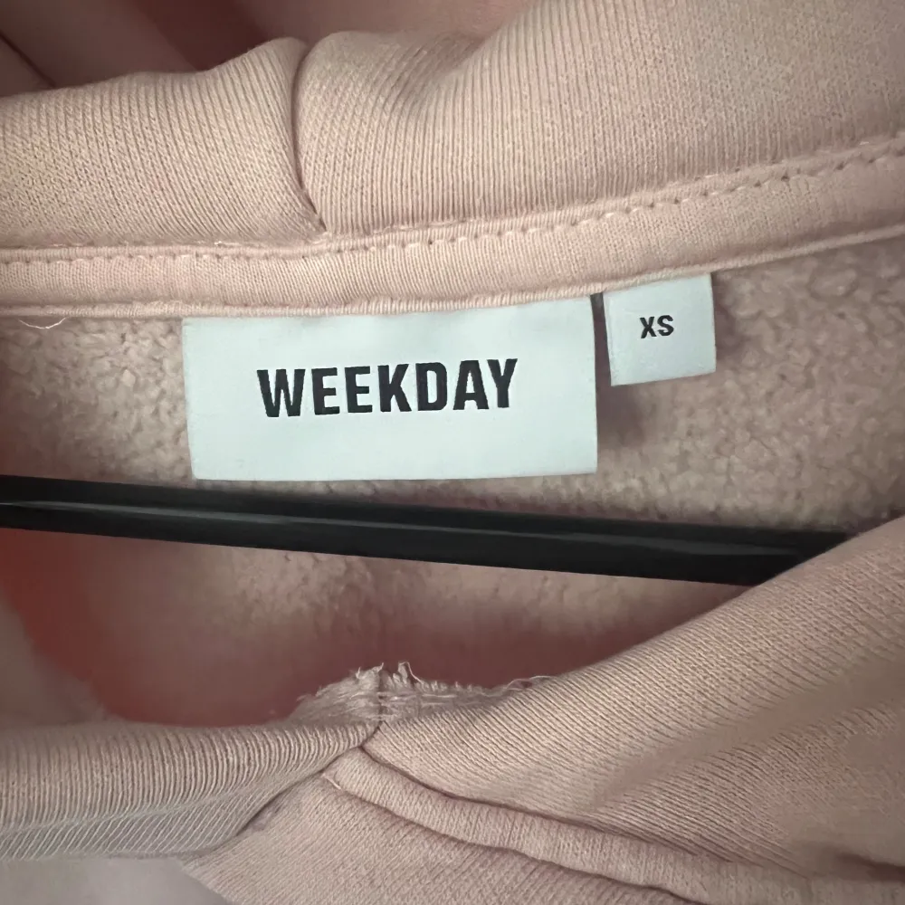 jag säljer denna ljusrosa weekday hoodie pga att den inte används🤍🩷 jätteskön och jättefin🤍🩷. Hoodies.