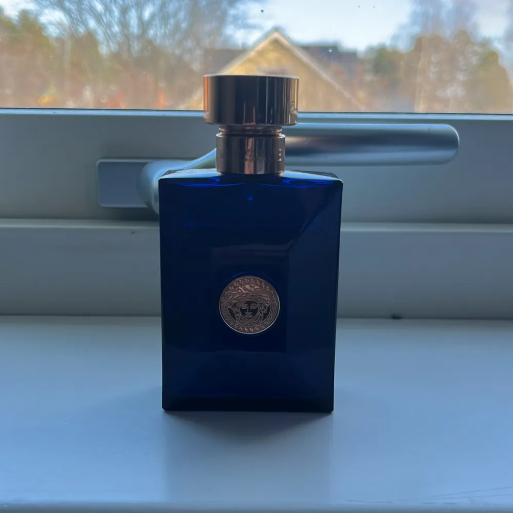 Versace Dylan blue en parfym som luktar väldigt gott men passar inte mig köpte den för 900kr det är 40 av 50 ml kvar i är intresserad av byten och köp . Övrigt.