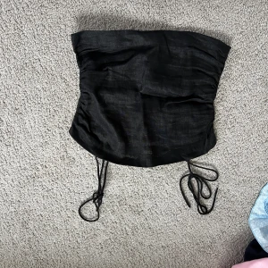 Linne topp - Säljer denna så den är förliten 