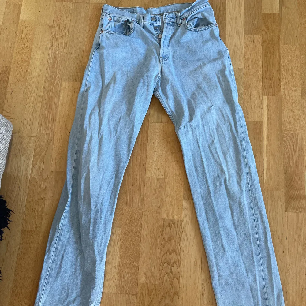Levis jeans Säljes!  Fina förutom att de blivit lagade på framsidan (se bild). Storlek: W32 L34  Mvh, Davd  Mvh, David. Jeans & Byxor.