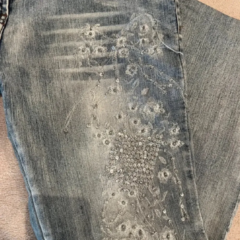 Säljer dessa superfina lågmidjade jeans med unika detaljer både på benet och fickan! Köpta på plick, i fint skick (lånade bilder). Meddela gärna om du har några frågor💕. Jeans & Byxor.