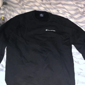 Champion tröja - Jag säljer nu min gamla champion tröja, den har inga hål eller fläckar skick 10/10 hör av er vid funderingar 