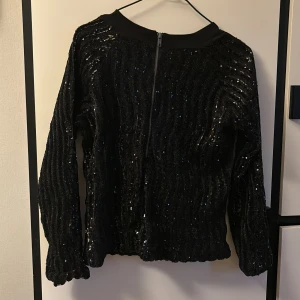 Paljett tröja - En väldigt fin glittrande paljett tröja med dragkedja! 🖤😍 Om det önskas kan jag ta fler bilder privat och visa de hur det sitter på♥️♥️
