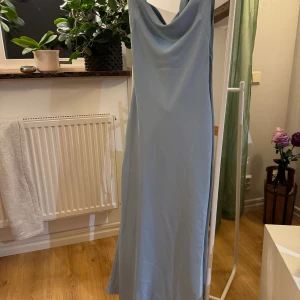 Balklänning  - Snygg blå balklänning med öppen rygg