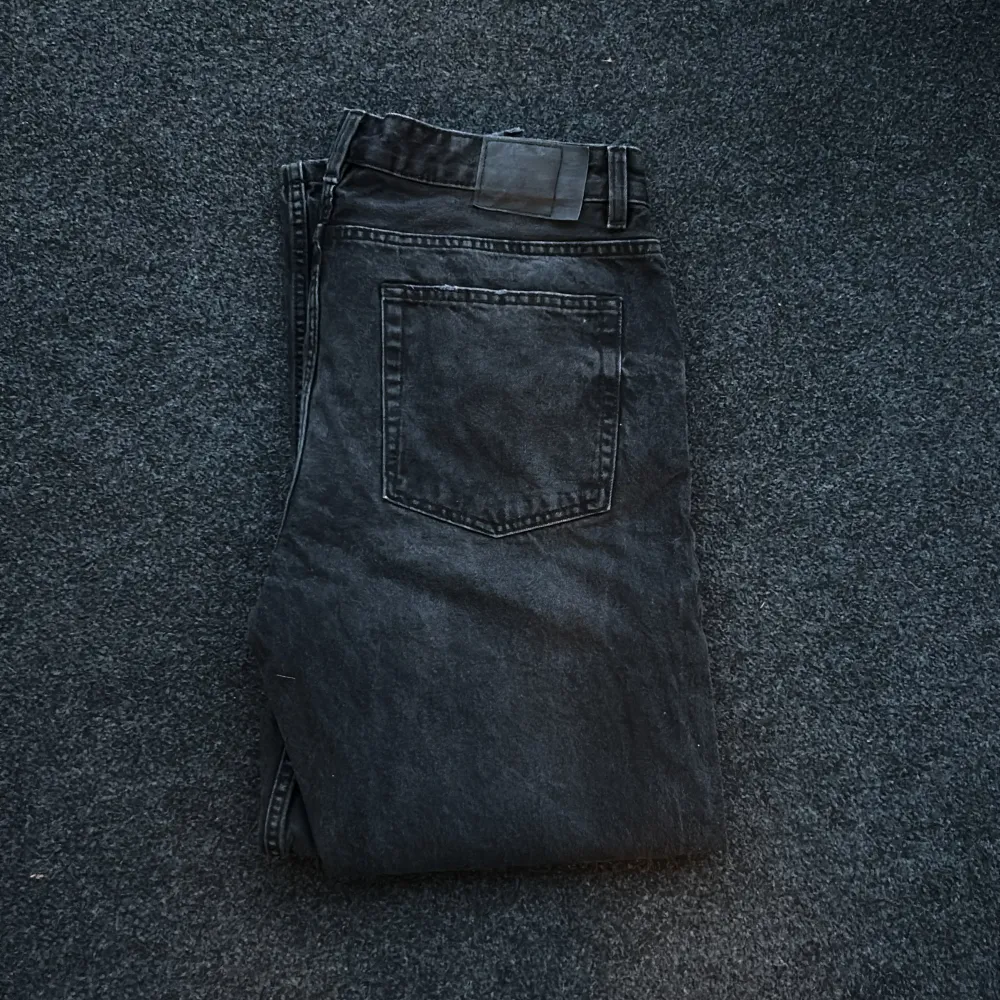 Svarta Bershka jeans i felfritt skick! Straight fit. Nypris runt 500. Säljes då de ej används längre.. Jeans & Byxor.