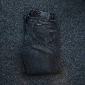 Svarta Bershka jeans i felfritt skick! Straight fit. Nypris runt 500. Säljes då de ej används längre.