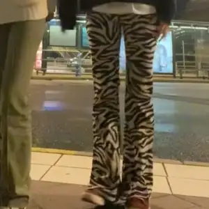 Utsvängda zebra byxor som inte finns att köpa längre, helt oanvända! som man kan se på sista bilden är materialet lite glittrigt❤️