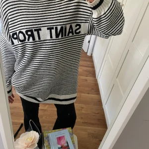 Randig oversized/lång stickad tröja  - Fint skick 💗