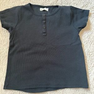 Svart ribbad t shirt  - Ribbad tröja. Nästan oanvänd. 