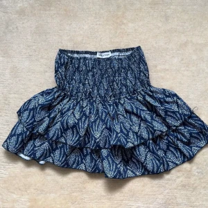 Meet me there kjol - Superfin volangkjol i modellen Mykonos från Meet Me There! Kjolen har används ett fåtal gånger och är då i nyskick! Storlek XS men passar mig som alltid bär S🤍!