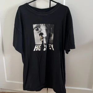 Hockey T-shirt  - Svart T-shirt från märket hockey. T-shirten är i bra skick och säljs pågrund av att den inte kommer till användning längre. Orginal pris 500kr skriv för eventuella frågor.
