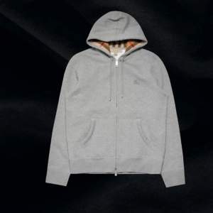 💫Säljer min burbery zip hoodie i storlek s tags kommer med cond 9-10 då den är använd runt 3 gånger pris 1599💫