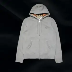 💫Säljer min burbery zip hoodie i storlek s tags kommer med cond 9-10 då den är använd runt 3 gånger pris 1299💫