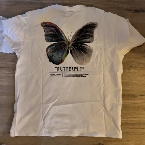 Oversized t-shirt med tryck - Skön och oversized t-shirt med motiv. Jag är 185 och den passar mig 