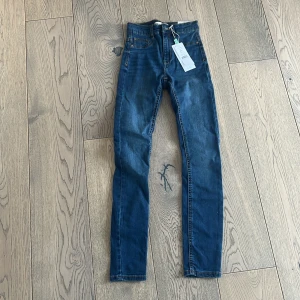 Molly jeans Gina Tricot  - Säljer ett par helt nya Molly jeans Strl: XS