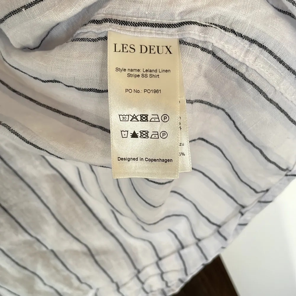 Tja säljer min snygga Les Deux kortärmade linneskjorta Perfekt nu till sommaren. Skriv om du har några frågor 🙌✍🏻😊. Skjortor.