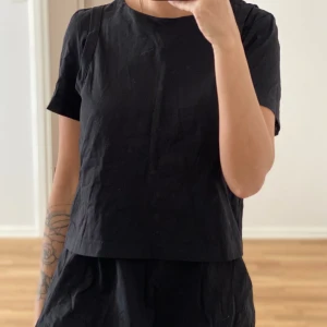 Svart COS t-shirt  - Svart COS t-shirt , storlek xs, perfekt skick