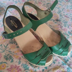 Swedish Hasbeens - Använda 2 ggr, grönt är inte min färg. Storleken är en 35:a, sitter fint på en liten fot.  Har ett bar röda därför säljer jag dessa