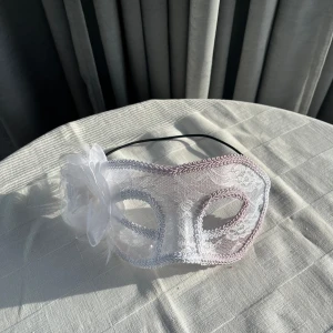 Maskerad mask- ögonmask  - Hej, säljer dessa masker som min syrra hade på en fest och används inte nu längre. 50 kr st