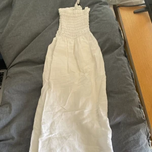 Vit linnekjol  - Linnekjol från Kappahl. Använder inte och den är i fint skick. Köpt för 500kr och därav säljer jag den nu för 250kr. Pris går att diskutera då jag vill bli av med den så snabbt som möjligt ❤️ hör av er vid frågor/mer bilder
