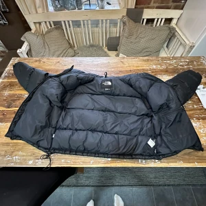 North face jacka - Storlek L, har använts rätt mycket. Har bytt dragkedja och lagat några hål men fullt fungerande. Håller värmen otroligt bra. Passar mig bra som är 185cm
