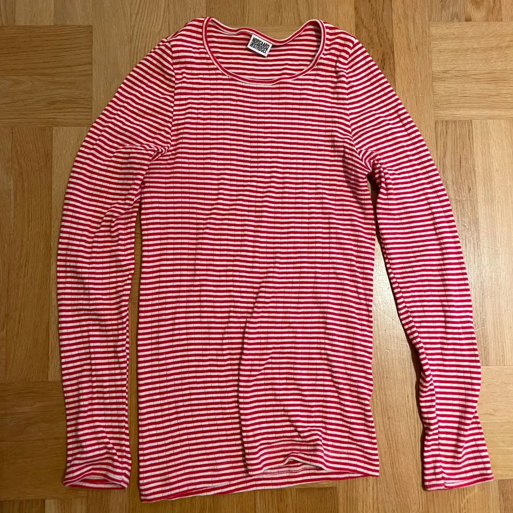Randig tröja från Mads Nørgaard, köpt på Ströget i december, men har inte kommit till användning då jag insett att rött/vitt i kombo inte riktigt är mina färger🥲 tröjan är onesize (passar typ XS-M) och det är den ”normala” modellen! . Toppar.