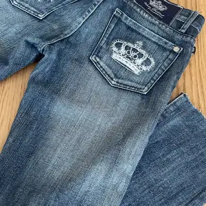Snygga Victoria Beckham jeans med vit detalj + stenar på fickan. Några stenar har ramlat av (bild 4) men ingenting man tänker på. Midemått: 39 x 2 cm, innerben: 79 cm. Är aldeles för små för mig så finns tyvärr inga bild på  Kontakta för fler frågor💕