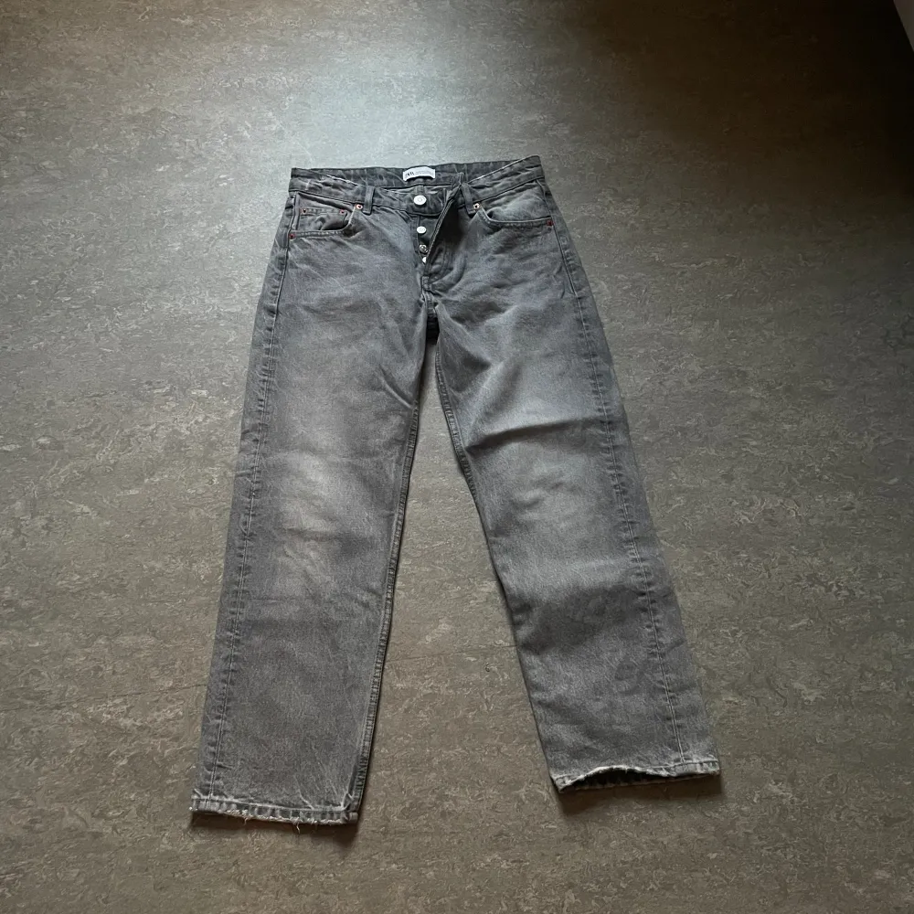 Gråa zara jeans som ej kommer till användning. Jätte bra skick. Jeans & Byxor.