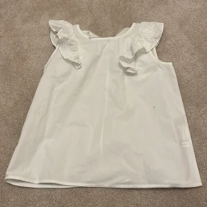 Vit sommar blus 💫 - Jättefin vit blus!! Nyskick, köparen står för frakten