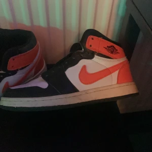 Jordan 1s - Jordan 1s asfeta skick 7/10 pris går att diskuteras 🙏🙏🙏😜😜😜😜