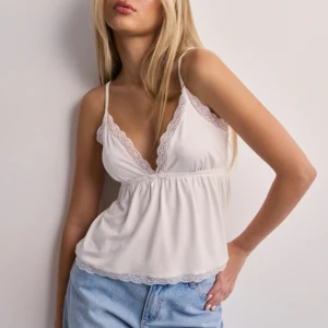 Vit topp - Jättesnygg sommar topp!!💗🤩helt ny med prislapp på