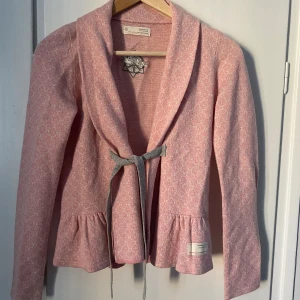 Odd Molly Kofta  - Säljer en rosa kofta från Odd Molly i st 0 (S) som är i mycket gott skick, sparsamt använd.