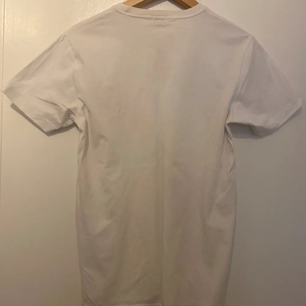 Säljer en vit Paul Smith T-Shirt i st M men den är mer som en S i gott skick.. T-shirts.
