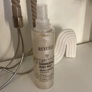 Glitter mist - En fin glitter mist som man sprejar på kroppen för att bli glittrig och fin. Aldrig använt då jag glömt att jag haft den. Luktar jätte gott
