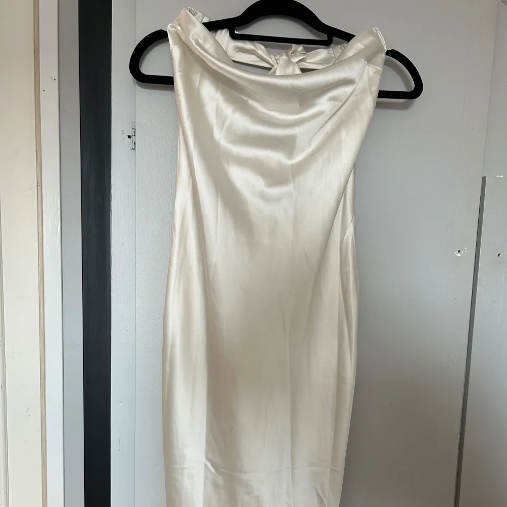 Säljer denna fina klänning från Gina Tricot, aldrig använd och är i nyskick💞 Hör helst av er innan ni väljer att köpa snabbt!. Klänningar.