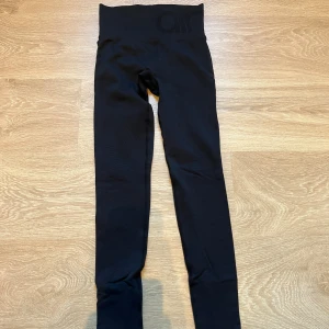 Aimn tights - Svarta träningstights från aimn. Storlek XS. Använda varsamt, fint skick. Hör av dig om du har några frågor :)