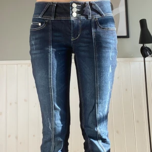 Bootcut jeans - Fina jeans med sömmar fram på bena, de är rättså stretchiga. Innerbenslängden är 83 och de är ca 4-5 cm förlånga på mig. Midjemåttet är 39. De har även tre knappar där fram och är lågmidjade. Hör av er innan ni köper.💕 Pris kan diskuteras🥰