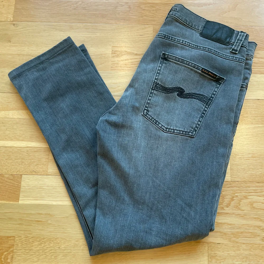 Säljer nu mina Nudie Jeans i modellen Lean Dean. Skicket är som nytt och nypris är ca 1600 kr. Storlek 32/32 men är uppsydda. Passar dig runt 180-185 cm.. Jeans & Byxor.