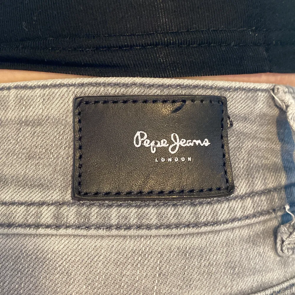 Supersnygga lågmidjade jeans från Pepe Jeans i modellen HOLLY, använda men i gott skick✨storlek 27/34, köpta för 722kr. Jeans & Byxor.