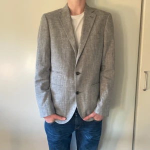 Seattle Linnekavaj - En väldigt snygg linnekavaj från Seattle som är perfekt nu till sommaren. Seattle är ett väldigt lyxigt och kvalité märke. Inga defekter eller liknande.  Modellen är ca 183 cm lång. Det är bara att kontakta vid funderingar! 