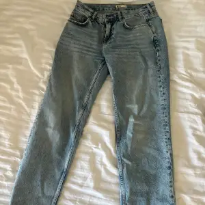 Säljer ett prat ljusblåa jeans från Gina Tricot i storlek 34, passar både 34 och 36, jag har själv 36 i vanliga fall men i dessa jeans 34, de töjer ut sig och är stretchiga.