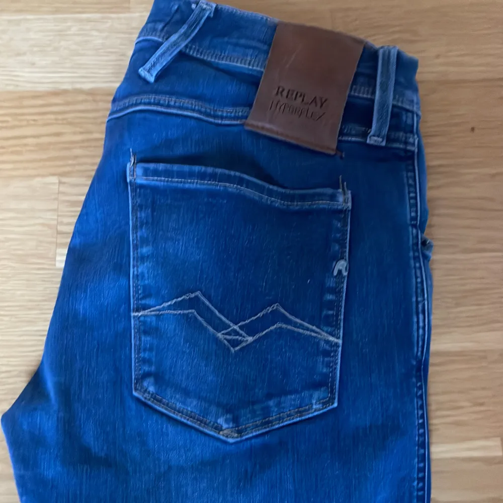 Ett par replay jeans i 9/10 skick litet märke där sömmarna släppt se bild 5 en vit liten prick men inget man tänkter på annars jätte bra skick . Jeans & Byxor.