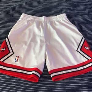 Chicago Bulls Shorts  - Säljer ett par basket shorts som jag också köpte på plick men tyvärr var för stora. Väldigt bra skick 