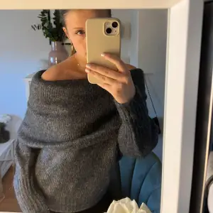 Säljer denna superfina offshoulder tröjan från H&M då den tyvärr inte kommer till användning. Använd två gånger och är inte nopprig. Den är även i storlek XS men skulle säga att den är mellan XS-M💞