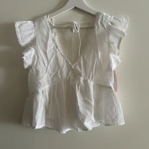 Topp från Nelly - Supersöt topp från Nelly. Köpte nyligen men fick inte med returlapp så testat här istället. Supersöt! Lite genomskinlig.